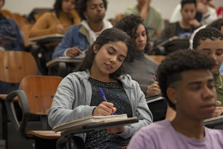 SIN_401-SC42_00005_R - Fred Avellar