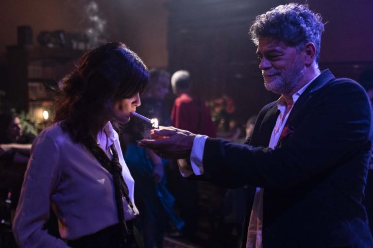 SANTOS, SP, BRASIL, 11-05-2023: Dayse circula na festa, observa Ada, Heitor e Isadora. Conversa com Marie, pega um livro de Heitor…Na São Paulo de 1919, a operária de uma gráfica ganha uma bolsa para estudar em Paris e concretizar o desejo quase impossível de tornar-se autora de teatro. Porém, engravida do amante que não quer que ela vá. Com poucos recursos financeiros, ela irá enfrentar uma secreta e violenta jornada para realizar um aborto clandestino, enquanto luta para levar adiante o sonho de imprimir sua voz em um mundo onde as mulheres sequer são donas do próprio corpo. - (Foto: Fabio Braga/Pivô Audiovisual) DIVULGAÇÃO.