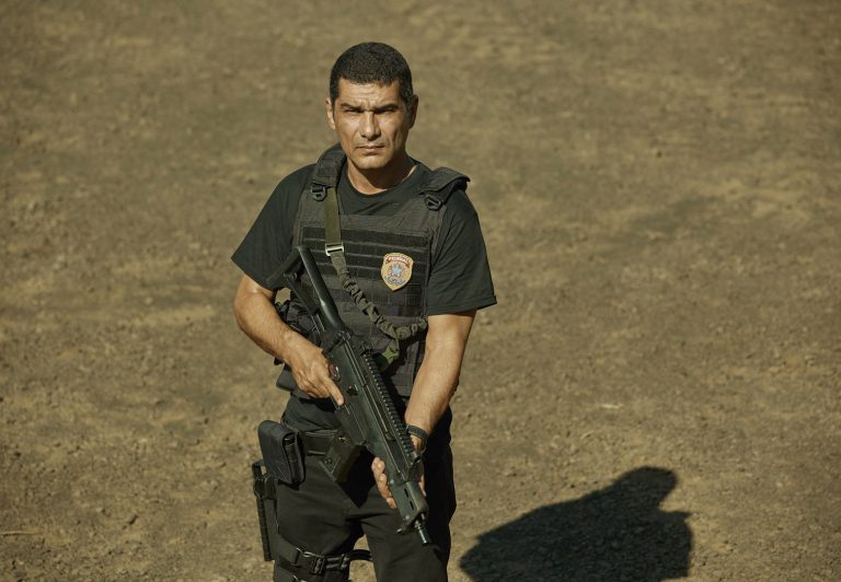 DNA Do Crime. Rômulo Braga as Benício at DNA do Crime. Cr. Guilherme Leporace e Alisson Louback/Netflix © 2023