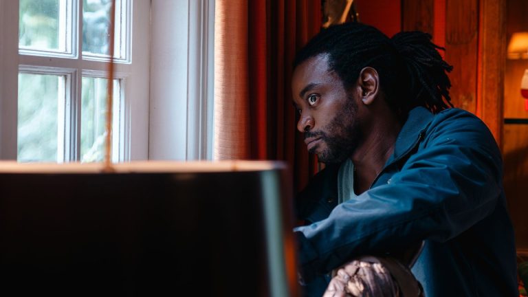 Ator - Cenas de um Crime - Fabrício Boliveira 2 - Crédito Theo Doré 1920x1080 - editaisefestivais Zola