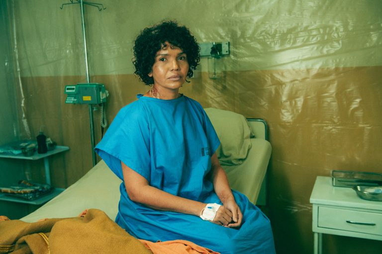 Emergência Radioativa. (L to R) Ana Costa as Antônia in Emergência Radioativa. Cr.Helena Yoshioka/Netflix © 2026
