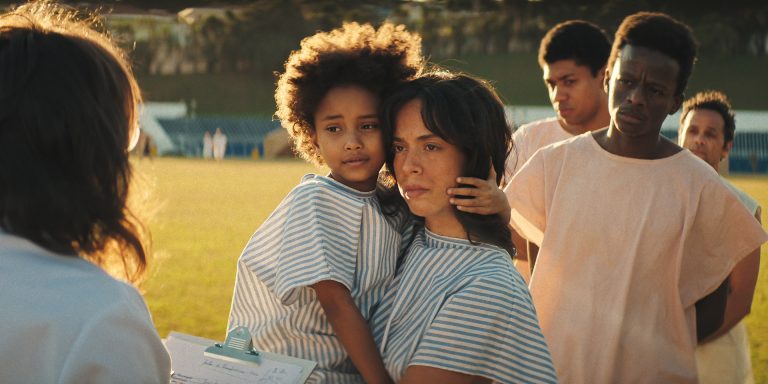 Emergência Radioativa. (L to R) Marina da Silva as Celeste, Marina Merlino as Catarina in Emergência Radioativa. Cr. Courtesy of Netflix/Netflix © 2026