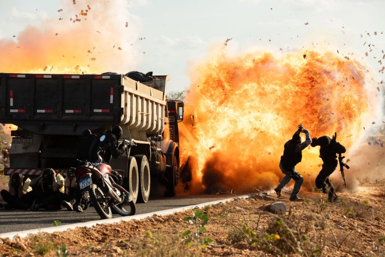 CNGCS2_EP03_ESTRADA_CARRO_FORTE_CENA_EXPLOSÃO_POR_HANNAH CARVALHO-1 (1) - Viviane Rezende