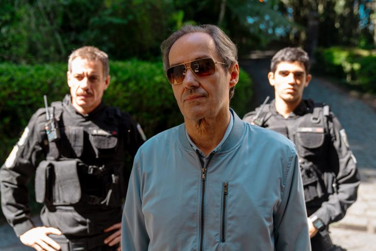 Cenas de um Crime 2 (ao fundo) Ricardo Gonçalves, Sandro Barçal. A frente Daniel Dantas. Crédito Theo Doré - editaisefestivais Zola