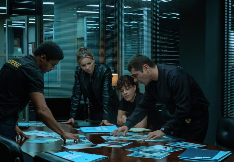 DNA DO CRIME 2.  MAEVE JINKINGS "SUELLEN, LETICIA TOMAZELLA "VENDRAMIN", ROMULO BRAGA "BENICIO" in DNA do Crime Season 2. Cr. Ana Pazian/Netflix © 2025
