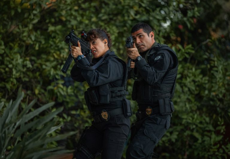 DNA DO CRIME 2. Maeve Jinkings as Suellen, Rômulo Braga as Benício in DNA do Crime Season 2. Cr. Alexandre Schneider/Netflix © 2025