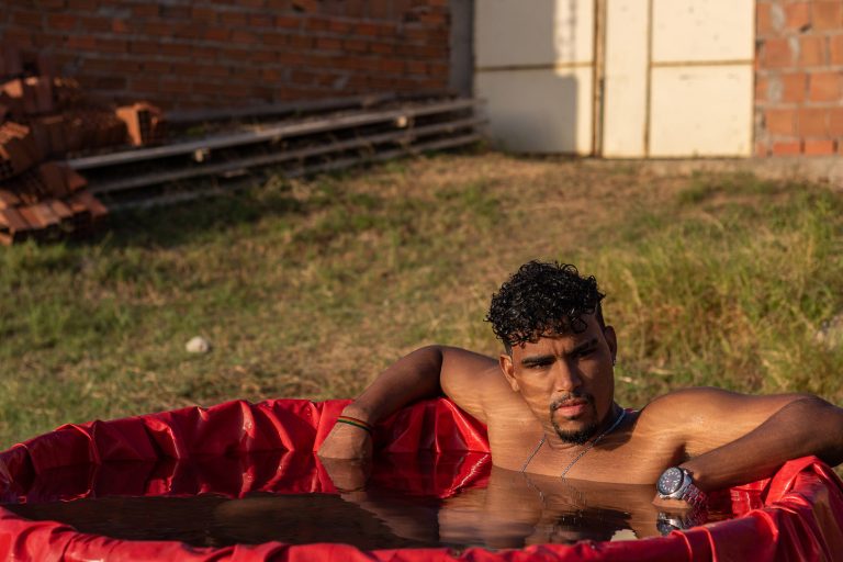 Gilvan na piscina. Foto de Jéssica Conceição.