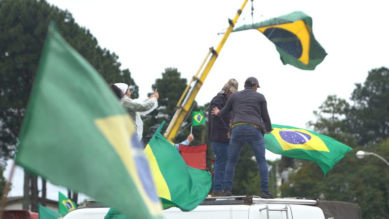 Montagem - No Ceu da Patria Nesse Instante - Still (3) - Analu Bambirra