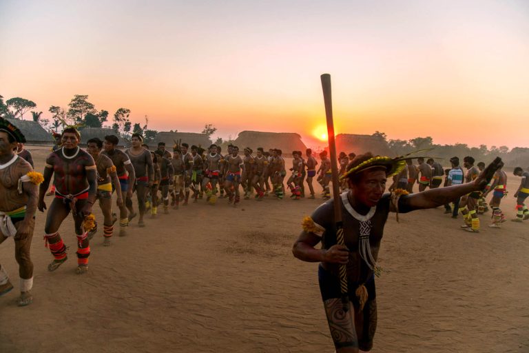 Grupo reunido no amanhecer na aldeia Khinkatxi durante festa dos 20 anos da demarcação da TI Wawi