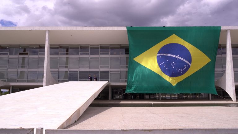 Trilha - No Ceu da Patria Nesse Instante - Still (2) - Analu Bambirra
