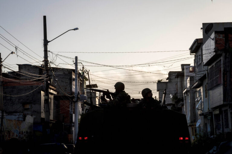 Ocupação militar da Maré / RJ
Entrada das forças armadas, 5 de abril de 2014
Essa foto jamais poderá ser usada para ofender a imagem do fotografado, atentar contra sua honra e dignidade. Seu uso destina-se a fins jornalísticos, informativos, educativos, artísticos e em campanhas humanitárias. Proibida a utilização sem autorização do autor. Para usa-la, entre em contato com lbaltar@gmail.com. Essa foto está resguardada por direitos autorais. Rio de Janeiro 05/04/2014.