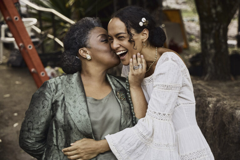O FILHO DE MIL HOMENS. Grace Passô as Maria, Rebeca Jamir as Isaura in O Filho de Mil Homens. Cr. Marcos Serra Lima/Netflix © 2025