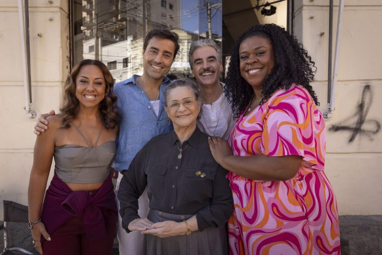 SAO PAULO, SP, BRASIL, 17-05-2024: Neide chega a padaria p/ tirar satisfação, conhece os Oliveiras. Revela que não aceitou o pedido. Segundinho apaixona por Sheila. . Depois de ter conquistado a casa para si com grande estorço, Neide está determinada a continuar morando sozinha. Quando Oliveira, seu namorado e padeiro português do bairro, a pede em casamento, ela responde firmemento: com um "não!". No entanto, Dona Oliveira, sua sogra portuguesa, chega à Vila Cleido pronta para a festa de casamento: Diante da insistencia da senhorinha, Neide se sente
pressionada e decide provar sua independência a todo custo e chega a assumir em rede nacional todo o mérito pelo sucesso do salão e da nova barber shop de Sheila, deixando a melhor amiga magoado. Neide acredita que sua independência é sua maior qualidade e decido se preparar sozinha para o concurso, Transformation, uma competição anual de salões de beleza:
No entanto, Neide passa a se sentir solitária e entende que, para conseguir sua melhor amiga e seu namorado de volta, terá que aprender que nada se conquista sem apoio. Com esse aprendizado, ela também entende que, apesar de ser casca grosso, deseja se casar com Oliveira. (Foto: Fabio Braga/Pivô Audiovisual, Cris D'Amato)DIVULGAÇÃO.