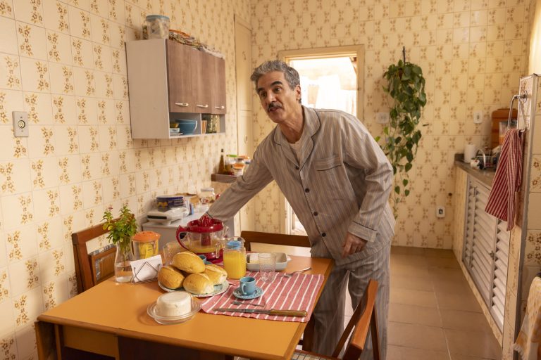 SAO PAULO, SP, BRASIL, 03-05-2024: Neide vai escovar os dentes e repara na escova de Oliveira do ladinho da sua. Oliveira prepara o café da manhã. . Depois de ter conquistado a casa para si com grande estorço, Neide está determinada a continuar morando sozinha. Quando Oliveira, seu namorado e padeiro português do bairro, a pede em casamento, ela responde firmemento: com um "não!". No entanto, Dona Oliveira, sua sogra portuguesa, chega à Vila Cleido pronta para a festa de casamento: Diante da insistencia da senhorinha, Neide se sente
pressionada e decide provar sua independência a todo custo e chega a assumir em rede nacional todo o mérito pelo sucesso do salão e da nova barber shop de Sheila, deixando a melhor amiga magoado. Neide acredita que sua independência é sua maior qualidade e decido se preparar sozinha para o concurso, Transformation, uma competição anual de salões de beleza:
No entanto, Neide passa a se sentir solitária e entende que, para conseguir sua melhor amiga e seu namorado de volta, terá que aprender que nada se conquista sem apoio. Com esse aprendizado, ela também entende que, apesar de ser casca grosso, deseja se casar com Oliveira. (Foto: Fabio Braga/Pivô Audiovisual, Cris D'Amato)DIVULGAÇÃO.
