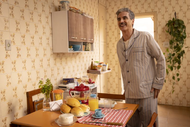SAO PAULO, SP, BRASIL, 03-05-2024: Neide vai escovar os dentes e repara na escova de Oliveira do ladinho da sua. Oliveira prepara o café da manhã. . Depois de ter conquistado a casa para si com grande estorço, Neide está determinada a continuar morando sozinha. Quando Oliveira, seu namorado e padeiro português do bairro, a pede em casamento, ela responde firmemento: com um "não!". No entanto, Dona Oliveira, sua sogra portuguesa, chega à Vila Cleido pronta para a festa de casamento: Diante da insistencia da senhorinha, Neide se sente
pressionada e decide provar sua independência a todo custo e chega a assumir em rede nacional todo o mérito pelo sucesso do salão e da nova barber shop de Sheila, deixando a melhor amiga magoado. Neide acredita que sua independência é sua maior qualidade e decido se preparar sozinha para o concurso, Transformation, uma competição anual de salões de beleza:
No entanto, Neide passa a se sentir solitária e entende que, para conseguir sua melhor amiga e seu namorado de volta, terá que aprender que nada se conquista sem apoio. Com esse aprendizado, ela também entende que, apesar de ser casca grosso, deseja se casar com Oliveira. (Foto: Fabio Braga/Pivô Audiovisual, Cris D'Amato)DIVULGAÇÃO.