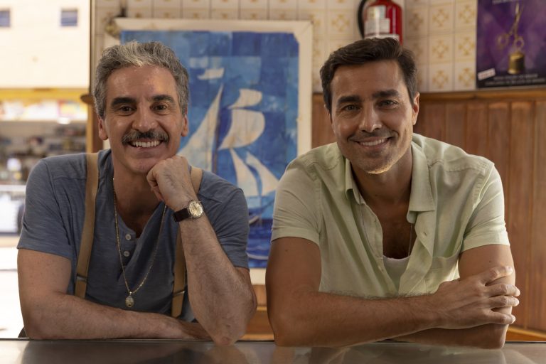 SAO PAULO, SP, BRASIL, 17-05-2024: Oliveira e Segundo com Zinho atendendo clientes. Dona Oliveira chega ruiva e dá um coió anti-machista nos filhos. . Depois de ter conquistado a casa para si com grande estorço, Neide está determinada a continuar morando sozinha. Quando Oliveira, seu namorado e padeiro português do bairro, a pede em casamento, ela responde firmemento: com um "não!". No entanto, Dona Oliveira, sua sogra portuguesa, chega à Vila Cleido pronta para a festa de casamento: Diante da insistencia da senhorinha, Neide se sente
pressionada e decide provar sua independência a todo custo e chega a assumir em rede nacional todo o mérito pelo sucesso do salão e da nova barber shop de Sheila, deixando a melhor amiga magoado. Neide acredita que sua independência é sua maior qualidade e decido se preparar sozinha para o concurso, Transformation, uma competição anual de salões de beleza:
No entanto, Neide passa a se sentir solitária e entende que, para conseguir sua melhor amiga e seu namorado de volta, terá que aprender que nada se conquista sem apoio. Com esse aprendizado, ela também entende que, apesar de ser casca grosso, deseja se casar com Oliveira. (Foto: Fabio Braga/Pivô Audiovisual, Cris D'Amato)DIVULGAÇÃO.