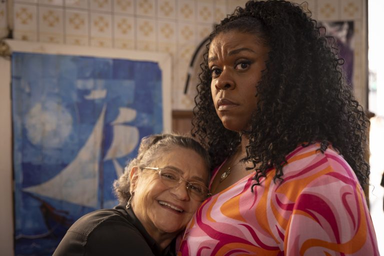 SAO PAULO, SP, BRASIL, 17-05-2024: Neide chega a padaria p/ tirar satisfação, conhece os Oliveiras. Revela que não aceitou o pedido. Segundinho apaixona por Sheila. . Depois de ter conquistado a casa para si com grande estorço, Neide está determinada a continuar morando sozinha. Quando Oliveira, seu namorado e padeiro português do bairro, a pede em casamento, ela responde firmemento: com um "não!". No entanto, Dona Oliveira, sua sogra portuguesa, chega à Vila Cleido pronta para a festa de casamento: Diante da insistencia da senhorinha, Neide se sente
pressionada e decide provar sua independência a todo custo e chega a assumir em rede nacional todo o mérito pelo sucesso do salão e da nova barber shop de Sheila, deixando a melhor amiga magoado. Neide acredita que sua independência é sua maior qualidade e decido se preparar sozinha para o concurso, Transformation, uma competição anual de salões de beleza:
No entanto, Neide passa a se sentir solitária e entende que, para conseguir sua melhor amiga e seu namorado de volta, terá que aprender que nada se conquista sem apoio. Com esse aprendizado, ela também entende que, apesar de ser casca grosso, deseja se casar com Oliveira. (Foto: Fabio Braga/Pivô Audiovisual, Cris D'Amato)DIVULGAÇÃO.