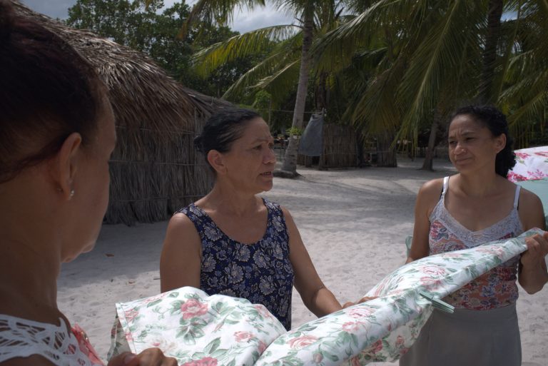 STILL cada categoria_Rosa Ewerton Jara (Jucélia), Diana Mattos (Betânia), and Michelle Cabral (Irineusa)_ Felipe Larozza _ Salvatore Filmes - Ana Fuliaro
