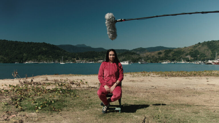 Som - AMSC_Still001_CreditosBrunnoRegis - Muamba Filmes