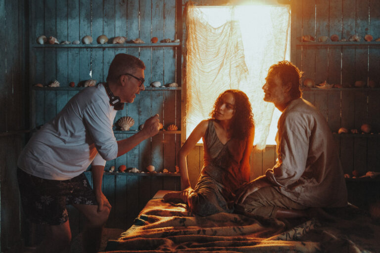 O FILHO DE MIL HOMENS. Daniel Rezende as Director, Rebeca Jamir as Isaura, Rodrigo Santoro as Crisóstomo in O Filho de Mil Homens. Cr. Marcos Serra Lima/Netflix © 2025