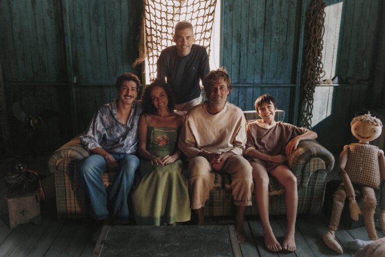 O FILHO DE MIL HOMENS. Jonny Massaro as Antonino, Rebeca Jamir as Isaura, Daniel Rezende  as Director, Rodrigo Santoro as Crisóstomo, Miguel Martinês as Camilo in O Filho de Mil Homens. Cr. Marcos Serra Lima/Netflix © 2025