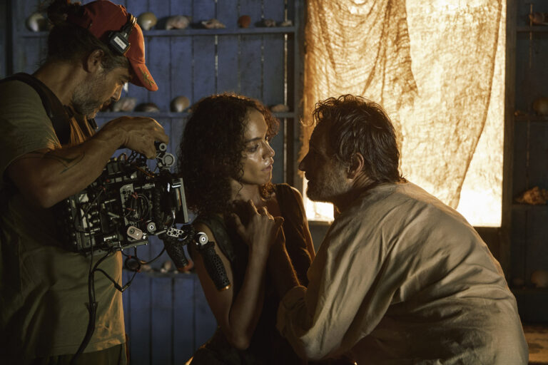 O FILHO DE MIL HOMENS. Azul Serra as Director of Photography, Rebeca Jamir as Isaura, Rodrigo Santoro as Crisóstomo in O Filho de Mil Homens. Cr. Marcos Serra Lima/Netflix © 2025