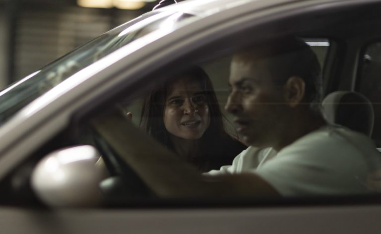 TREM_EP03_CENA03_ESTACIONAMENTO_JATOBA_NARDONI_STELLACARVALHO_0016 - Julia Frischlander