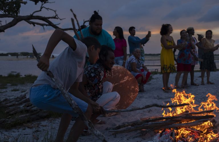 Trilha sonora - STILL de divulgação_Main cast and villagers from Betânia celebrating Bumba Meu Boi _ Felipe Larozza _ Salvatore Filmes - Ana Fuliaro