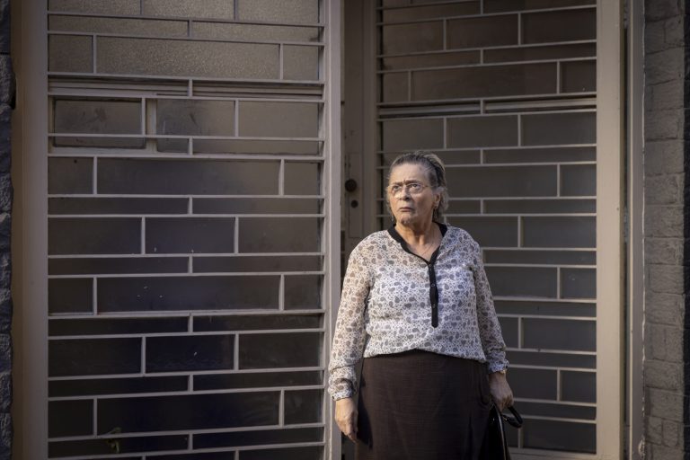 SAO PAULO, SP, BRASIL, 13-05-2024: O táxi de Claudinei entra num beco e pára na frente de um sobrado. As 3 saem. Claudinei espera no táxi. Depois de ter conquistado a casa para si com grande estorço, Neide está determinada a continuar morando sozinha. Quando Oliveira, seu namorado e padeiro português do bairro, a pede em casamento, ela responde firmemento: com um "não!". No entanto, Dona Oliveira, sua sogra portuguesa, chega à Vila Cleido pronta para a festa de casamento: Diante da insistencia da senhorinha, Neide se sente
pressionada e decide provar sua independência a todo custo e chega a assumir em rede nacional todo o mérito pelo sucesso do salão e da nova barber shop de Sheila, deixando a melhor amiga magoado. Neide acredita que sua independência é sua maior qualidade e decido se preparar sozinha para o concurso, Transformation, uma competição anual de salões de beleza:
No entanto, Neide passa a se sentir solitária e entende que, para conseguir sua melhor amiga e seu namorado de volta, terá que aprender que nada se conquista sem apoio. Com esse aprendizado, ela também entende que, apesar de ser casca grosso, deseja se casar com Oliveira. (Foto: Fabio Braga/Pivô Audiovisual, Cris D'Amato)DIVULGAÇÃO.